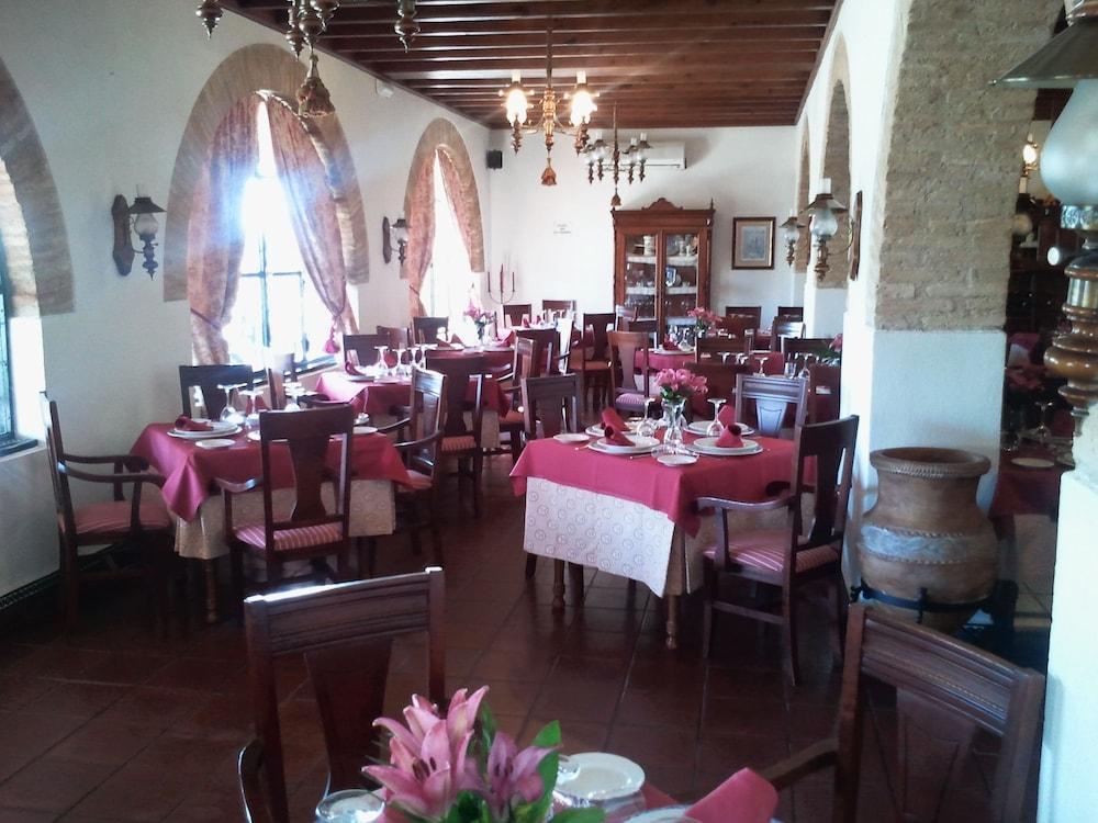 Hotel Castillo De Montemayor Bagian luar foto